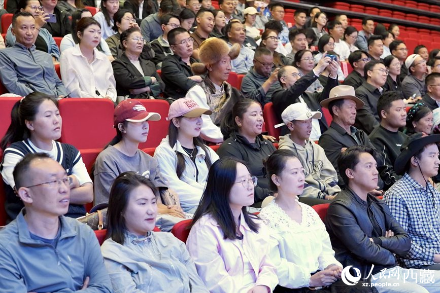 300余名干部職工、群眾代表在現(xiàn)場(chǎng)聆聽講座。人民網(wǎng)記者 次仁羅布攝