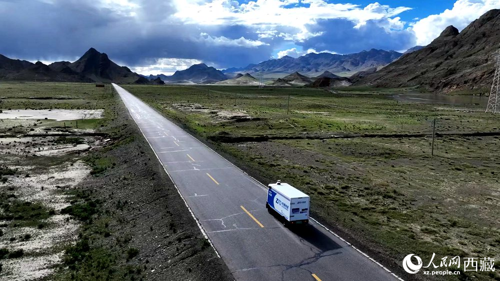 一輛無人快遞車正沿著定日縣通往扎果鄉(xiāng)的道路平穩(wěn)行駛。人民日報記者 鮮敢攝
