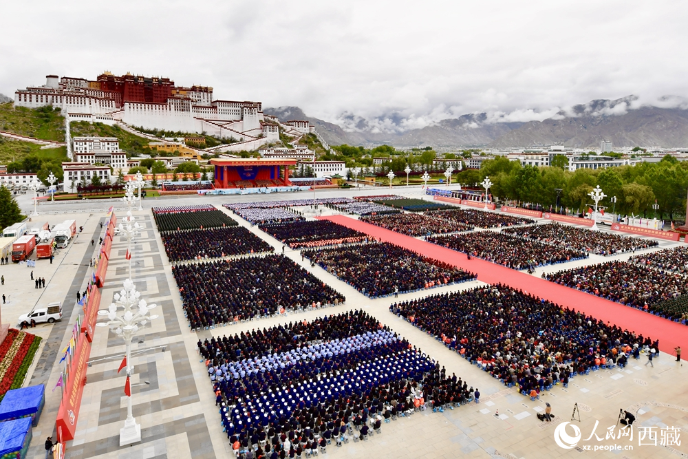熱烈慶祝西藏自治區(qū)成立60周年大會(huì)現(xiàn)場(chǎng)。索朗旺久攝