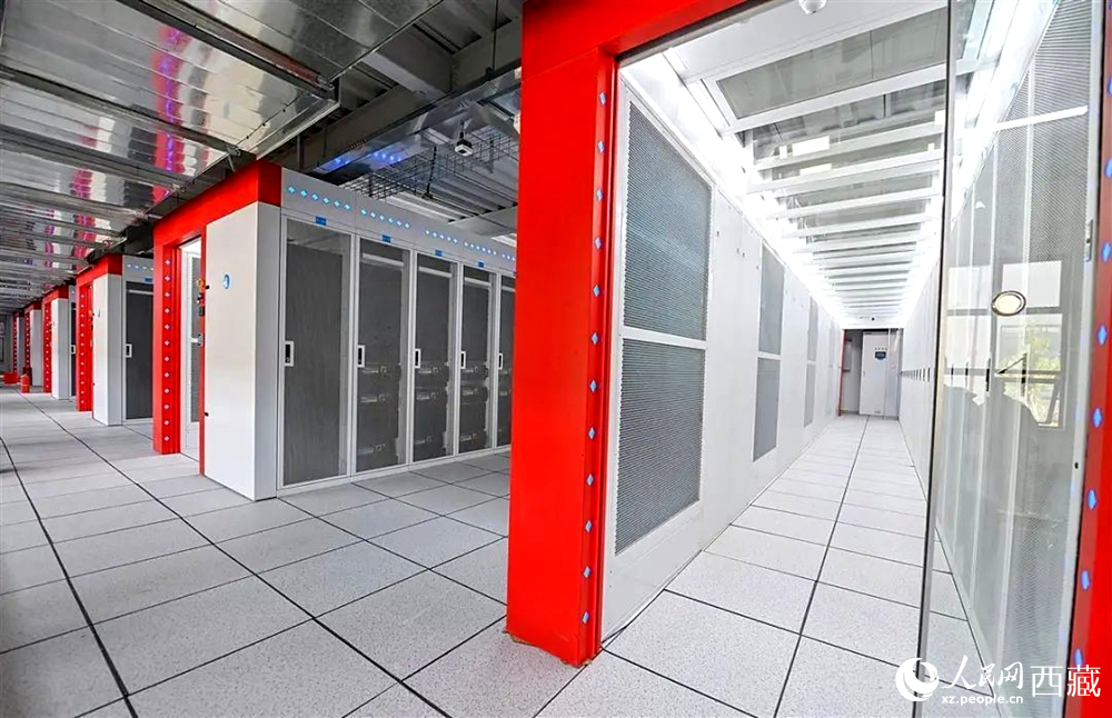 西藏“雅江1號(hào)”人工智能先進(jìn)計(jì)算中心機(jī)房。人民日?qǐng)?bào)記者 鮮敢攝