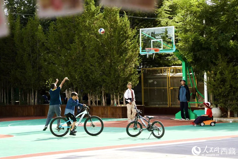 孩子們在社區(qū)享受運(yùn)動(dòng)時(shí)光。人民網(wǎng)記者 次仁羅布攝