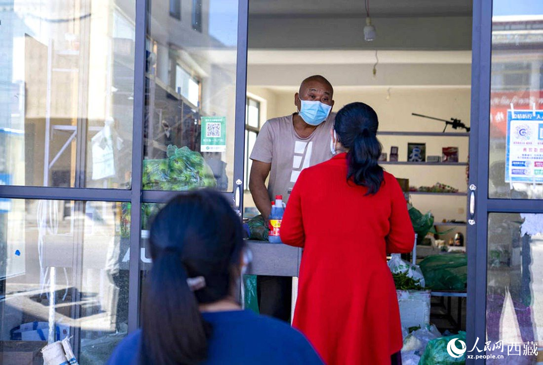 市民們有序排隊(duì)購買早餐。人民網(wǎng) 次仁羅布攝