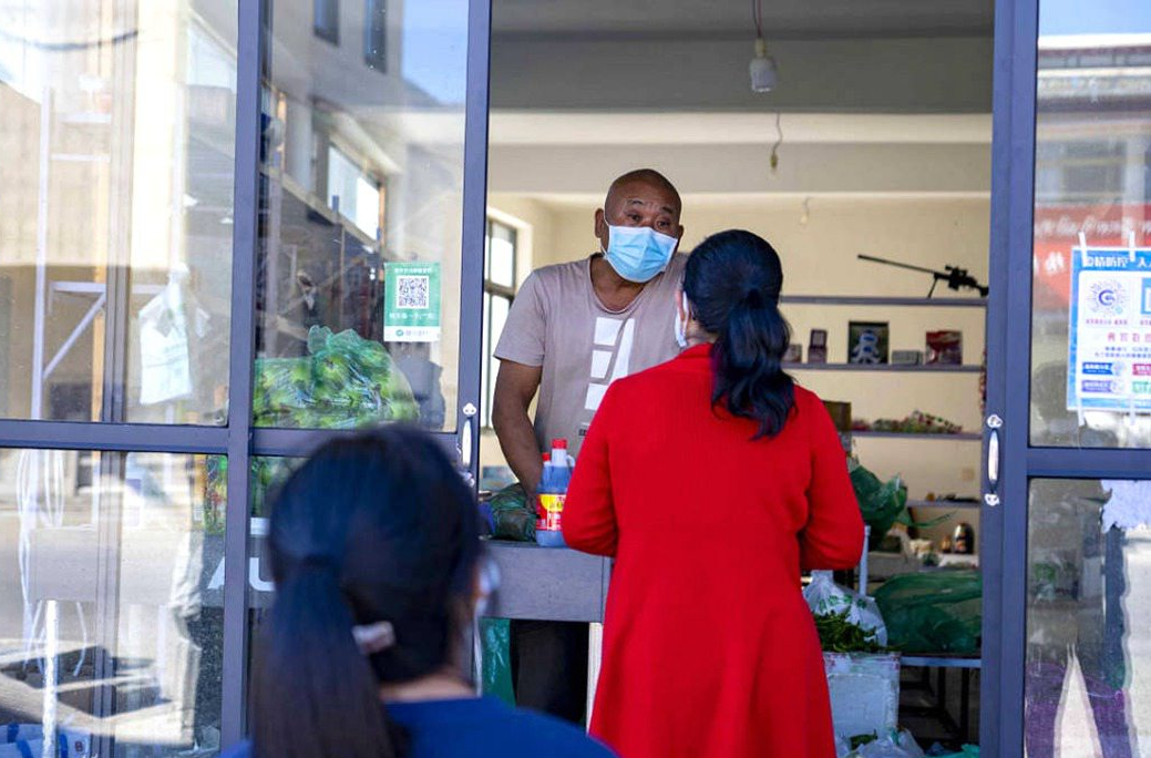 市民們有序排隊購買早餐。人民網(wǎng) 次仁羅布攝