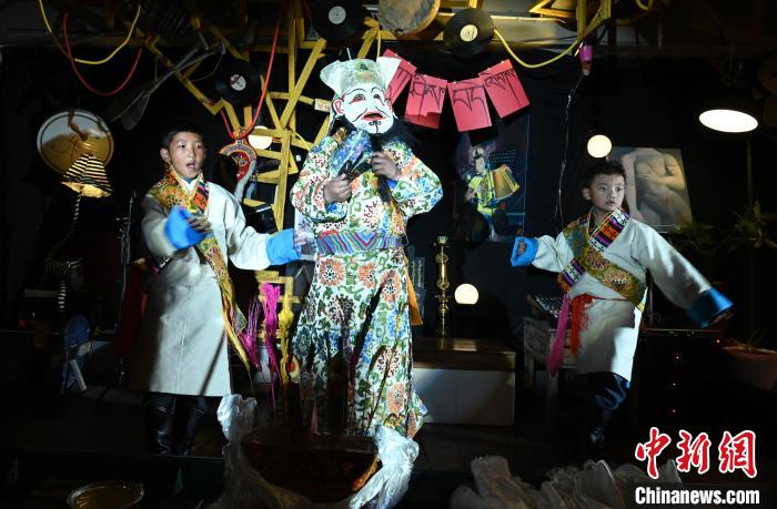 圖為由少兒表演的藏戲在公開場(chǎng)合演出。資料圖 趙朗 攝