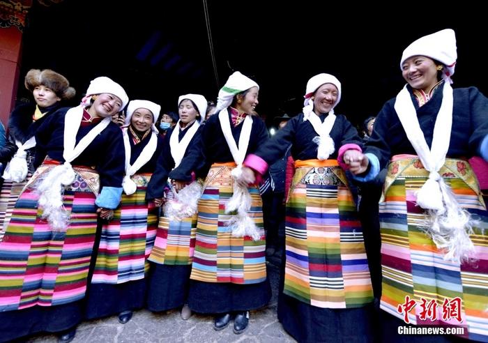 資料圖為2014年12月6日，拉薩民眾歡度“仙女節(jié)”。 <a target='_blank' href='/'><p  align=