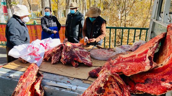 圖為市民正在買牛肉，本報記者 格桑倫珠攝(3737723)-20221201105107(1).jpg