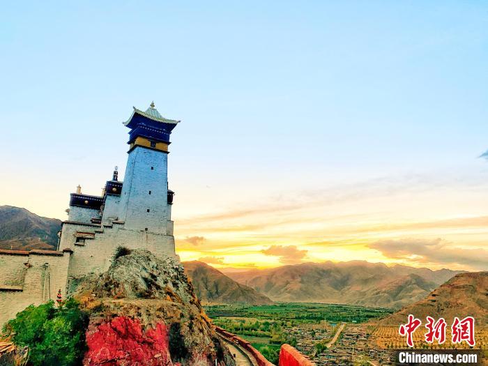 圖為西藏第一座宮殿——山南雍布拉康?！埼?攝