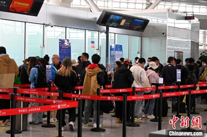 圖為“五一”期間，拉薩貢嘎機場旅客密集出行?！≡黝D珠 攝