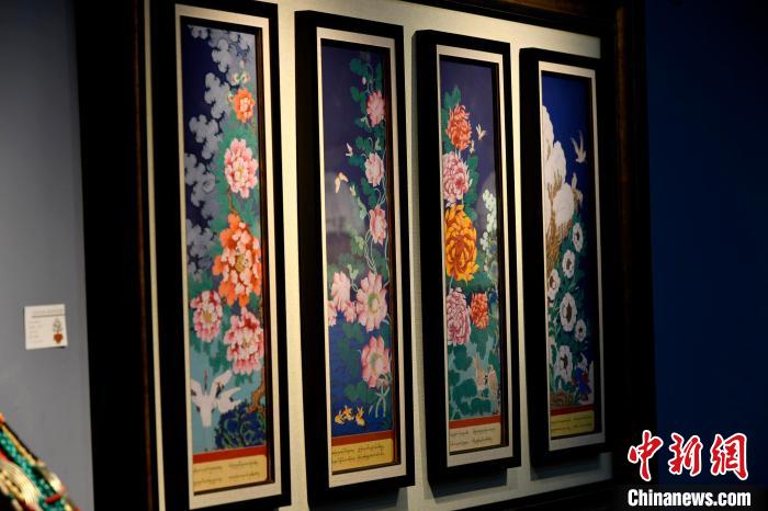 圖為5月16日，展覽中新創(chuàng)唐卡作品《四季花》。　李林 攝