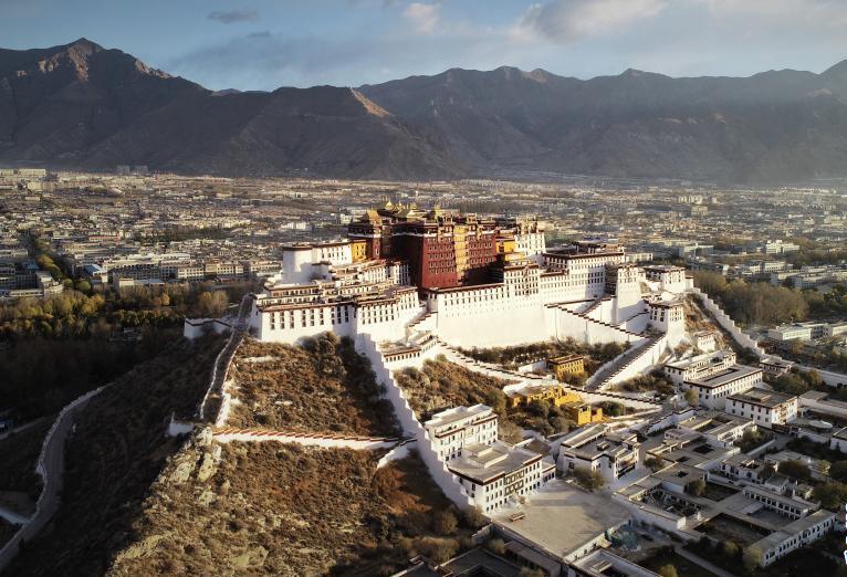 朝陽(yáng)中的布達(dá)拉宮??2018??11??15日攝)???新華社記??? 普布扎西 ??.jpg