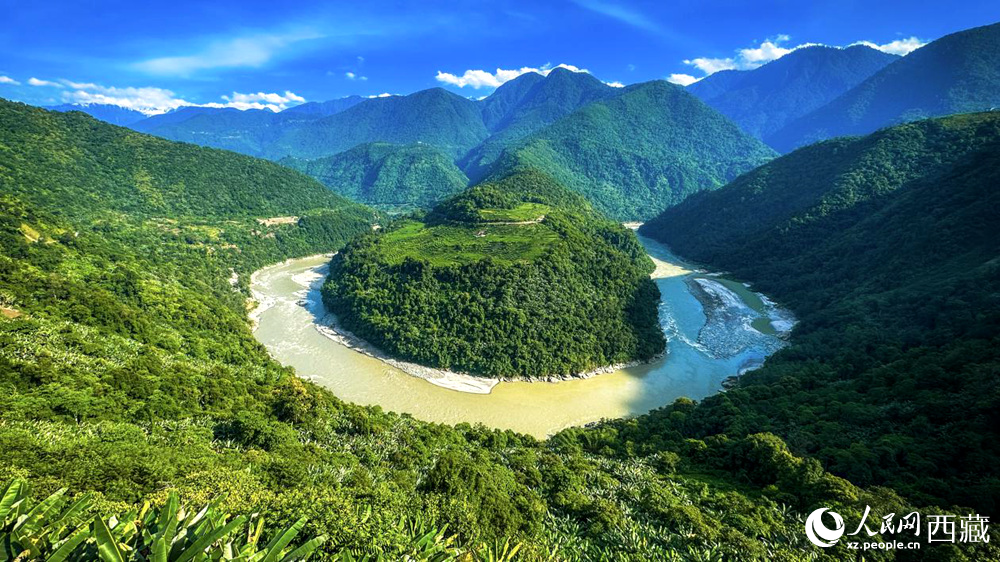 風(fēng)景秀麗、植被繁茂的西藏林芝市墨脫縣果果塘大拐彎。人民網(wǎng)記者 次仁羅布攝