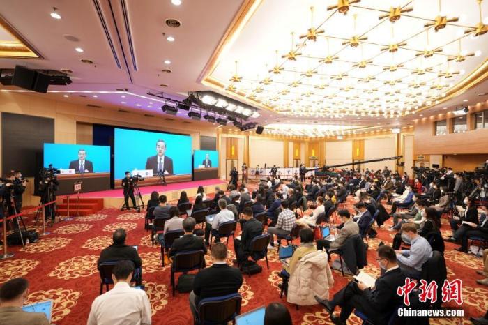 圖為記者在梅地亞中心多功能廳采訪。<a target='_blank' ><p  align=