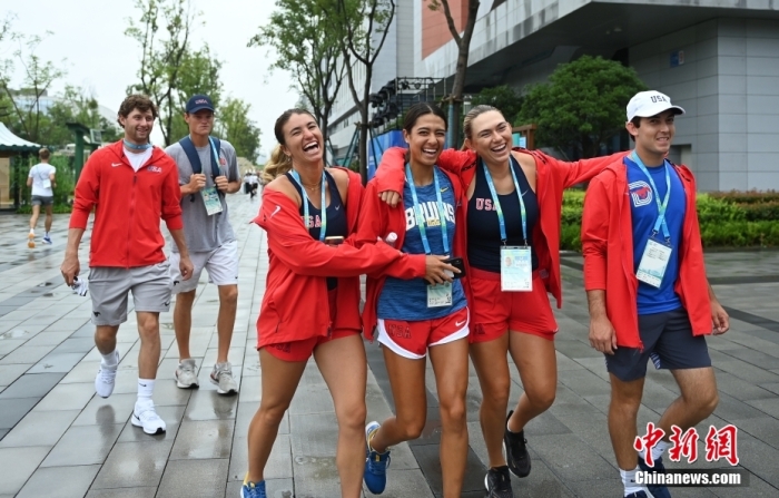 美國運(yùn)動(dòng)員在村內(nèi)開心漫步。<a target='_blank' href='/'><p  align=